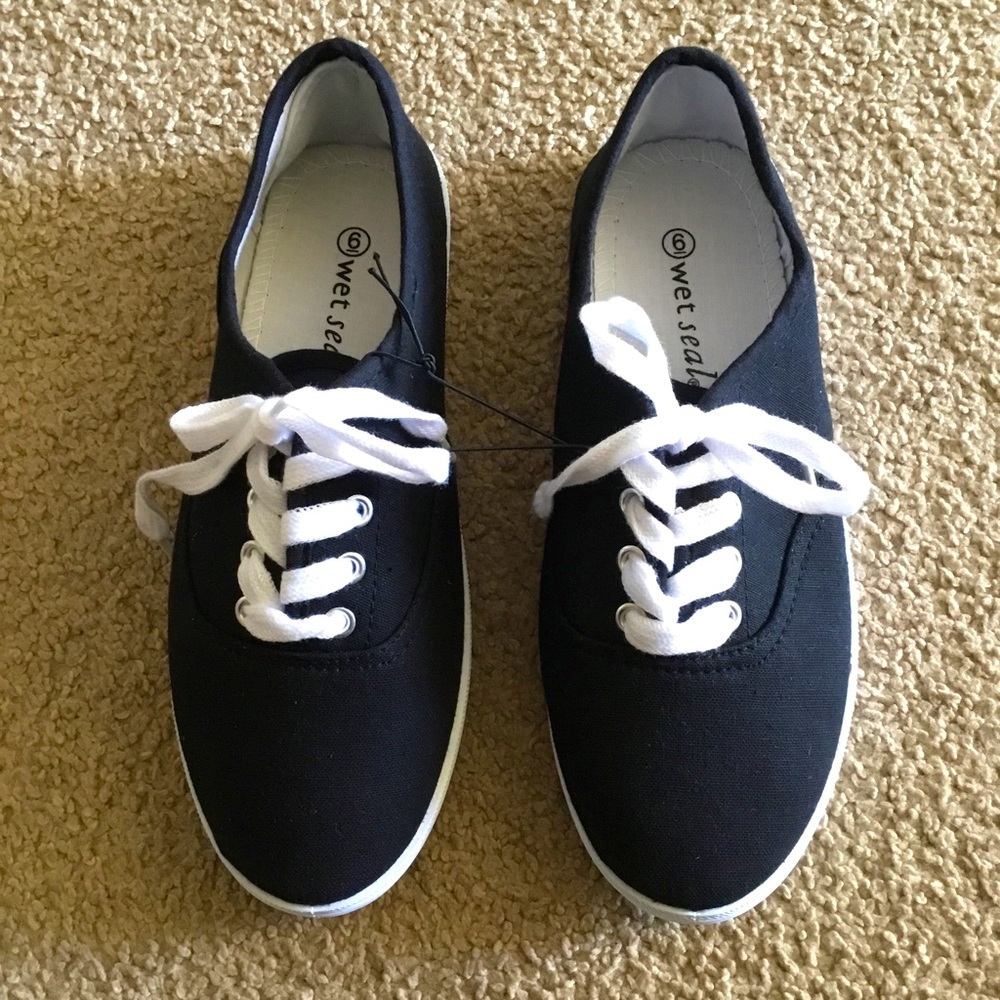 New Women’s Black Canvas Shoes